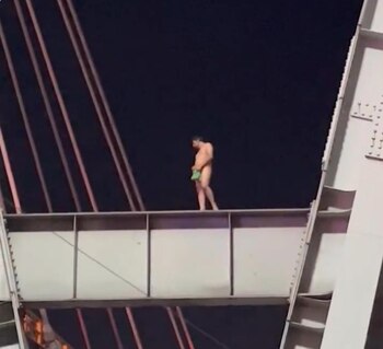 El sujeto subió la estructura