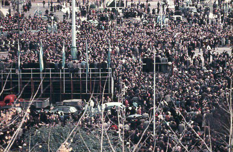 Gran afluencia de público en la explanada del Monumento a la Bandera (Crédito: LAPRODI-ISHIR - Hirschfeld, Herbert)
