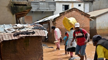 Al menos tres muertos y