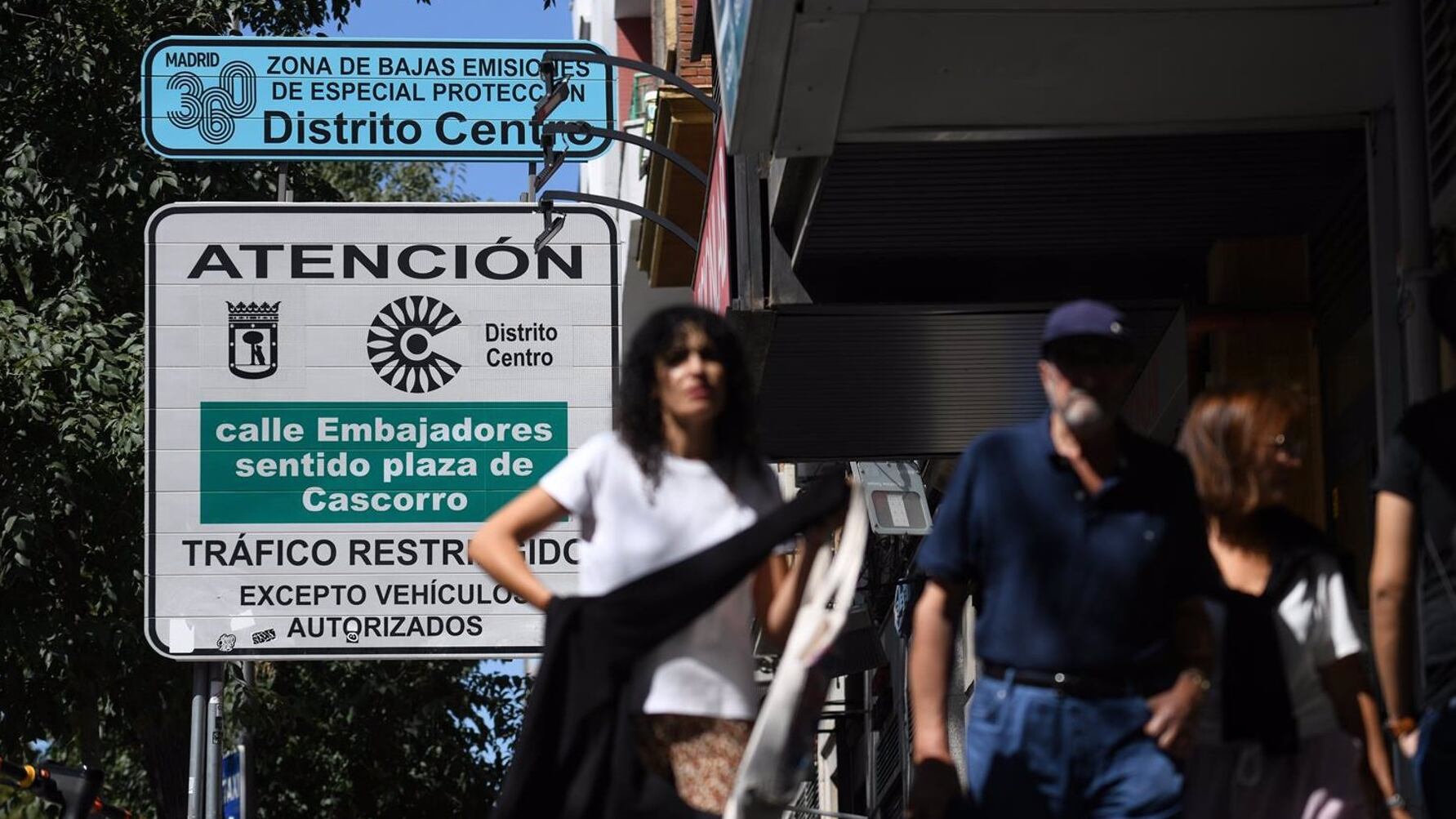 Un cartel indica la zona de bajas emisiones 360 del Distrito Centro, en Madrid (Fernando Sánchez/Europa Press)