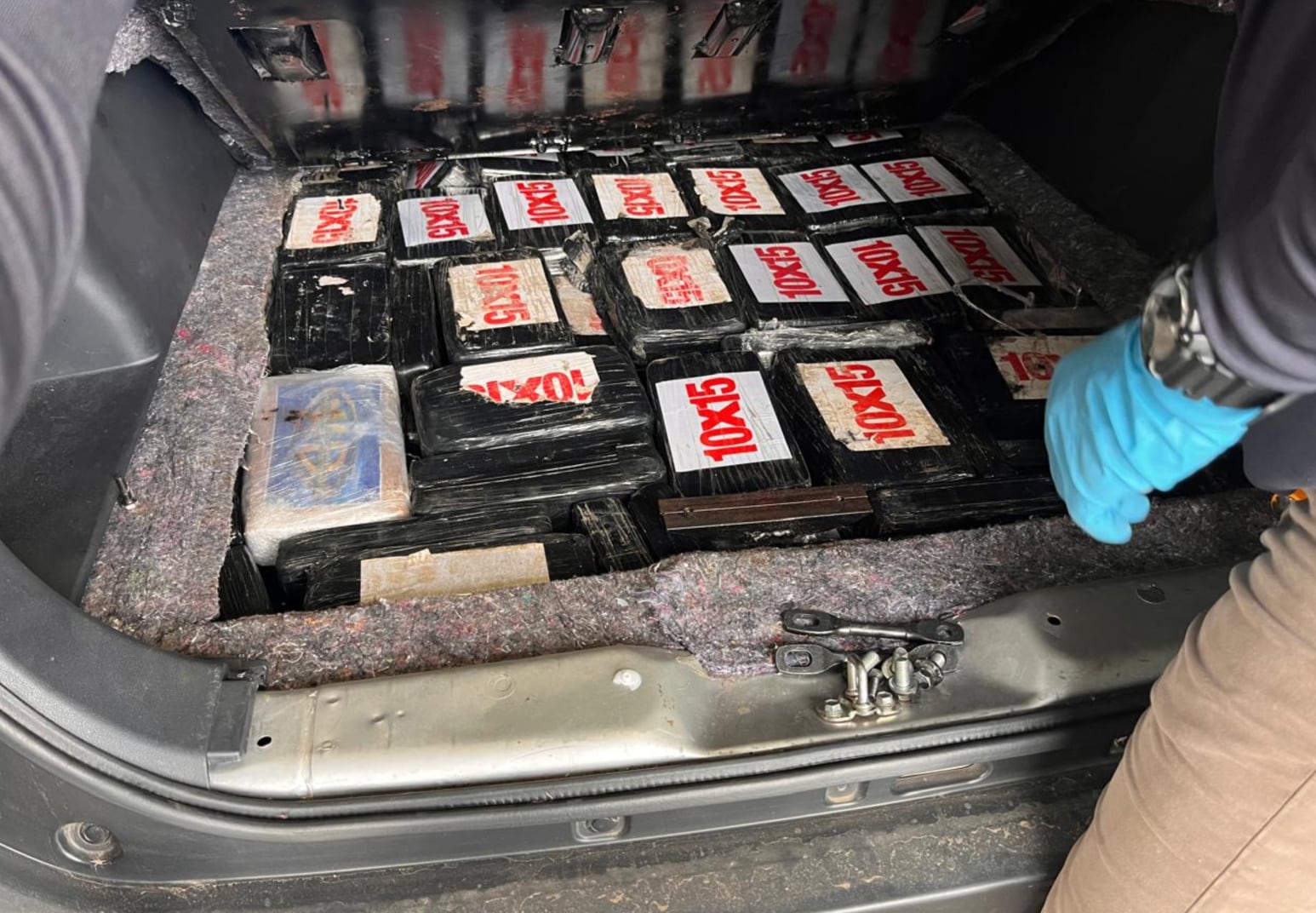Los oficiales localizaron un compartimento oculto donde se transportaban los 202 paquetes de aparente cocaína. Crédito: MSP