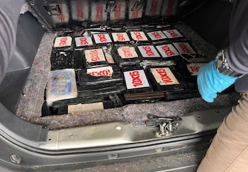 Los oficiales localizaron un compartimento oculto donde se transportaban los 202 paquetes de aparente cocaína. Crédito: MSP