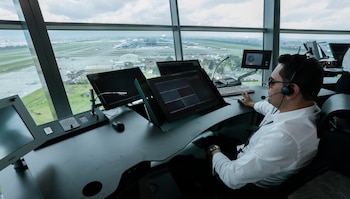 Imagen de referencia. La Asociación Colombiana de Controladores de Tránsito Aéreo rechaza las acusaciones de ‘secuestro’ de la operación aérea en Colombia y defiende su papel en el sector - crédito Juan Páez/Colprensa