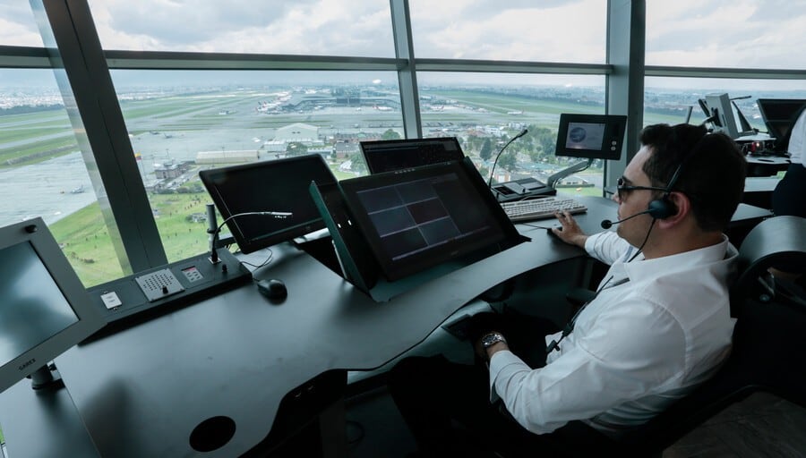 Imagen de referencia. La Asociación Colombiana de Controladores de Tránsito Aéreo rechaza las acusaciones de ‘secuestro’ de la operación aérea en Colombia y defiende su papel en el sector - crédito Juan Páez/Colprensa