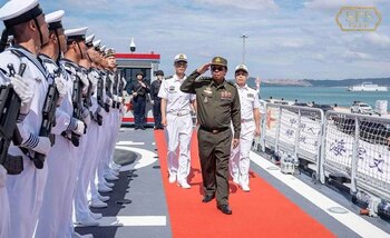 El ex ministro de Defensa camboyano Tea Banh, segundo por la derecha, pasa revista a miembros de la Armada antes de un entrenamiento en la base naval de Ream, en Sihanoukville, al suroeste de Phnom Penh (Camboya) (Página de Facebook de la base naval de Ream vía AP)