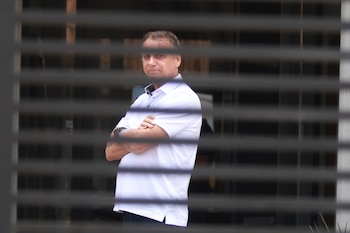 Flávio Bolsonaro respaldó a Costa Neto, denunció una persecución contra opositores y el caso agravó la interna del PL con Michelle Bolsonaro en plena campaña. (AP Foto/Luis Nova, Archivo)