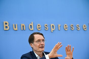 El ministro alemán de Sanidad, Karl Lauterbach, ofrece una rueda de prensa sobre la ley del cannabis en Berlín, Alemania, el 16 de agosto de 2023. REUTERS/Annegret Hilse/Archivo