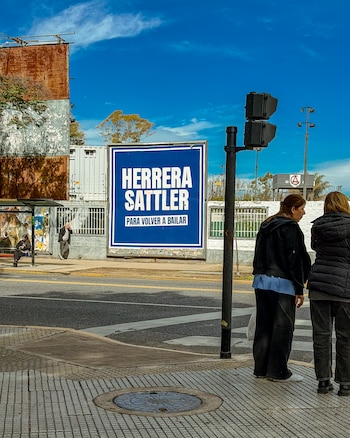 La campaña se extendió por las calles: uno de los afiches de "Herrera–Sattler" apareció pegado en la vía pública, con la estética electoral de los años noventa que caracteriza toda la movida de Q'Lokura