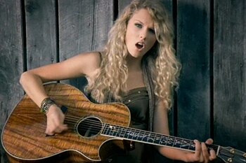 Durante los primeros años de su carrera, Taylor Swift cantó sobre las historias que vivió desde secundaria, uno de esos temas lo tituló Tim McGraw(Foto: YouTube/Taylor Swift)
