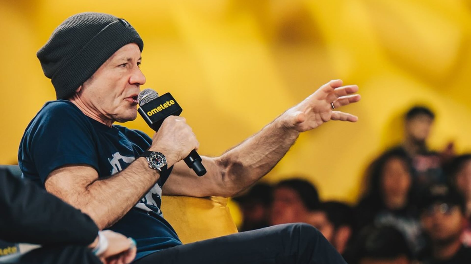 Bruce Dickinson, vocalista de Iron Maiden, expresa su frustración por el uso de teléfonos celulares para grabar conciertos durante una entrevista en un evento. (CCXP MX: Instagram)