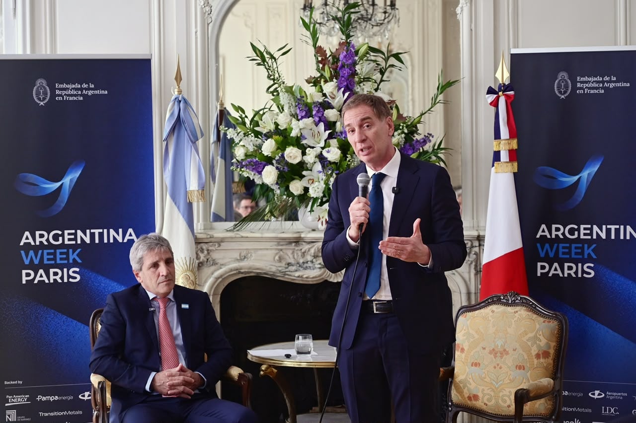El diputado Diego Santilli habla durante el encuentro Argentina Week en la Embajada de Argentina en Francia, acompañado por el ministro Luis Caputo.