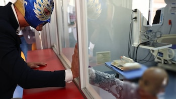 El Grande Americano se gana el corazón de los fanáticos tras su inesperada visita a niños en el Hospital Infantil de México