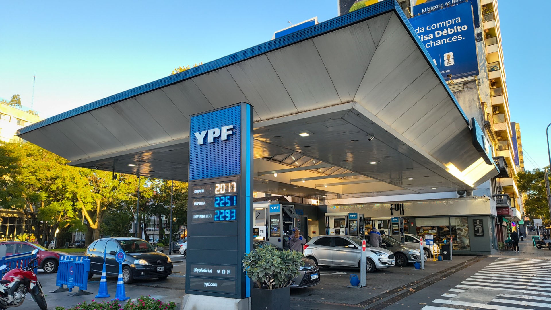 Los surtidores argentinos siguen con los carteles casi sin cambios mientras el barril Brent cerró el jueves en USD 107,63, su valor más alto desde mediados de mayo