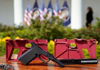 El uso de tecnología 3D en armas fantasmas aumenta su accesibilidad, pero con limitaciones. (REUTERS/Kevin Lamarque)