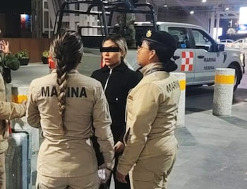 Durante la inspección de rutina, personal de seguridad seleccionó a la pasajera, proveniente de un vuelo comercial de Bogotá, para revisar su equipaje. Productos de belleza que transportaba dieron positivo a clorhidrato de cocaína.(Crédito: Semar)