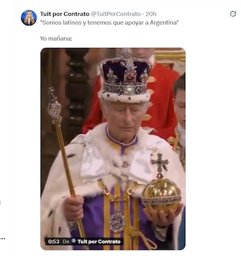Primer plano del rey Carlos III de Reino Unido con la Corona de San Eduardo, túnica morada, capa blanca de armiño, cetro y orbe real