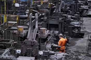 Un trabajador en la planta de British Steel en Scunthorpe, Lincolnshire, Gran Bretaña (Danny Lawson/Pool via REUTERS)