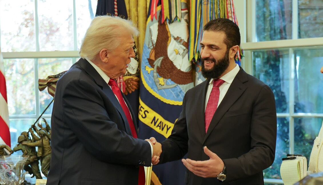 La visita, que se desarrolló bajo estrictas medidas de seguridad y fuera del acceso de la prensa, pone fin a años de aislamiento de Siria y sella la integración formal del país árabe a la coalición internacional liderada por Estados Unidos contra el Estado Islámico (Fuente)