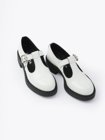 Prada reinventó los Mary Jane
