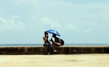 Una pareja se protege del