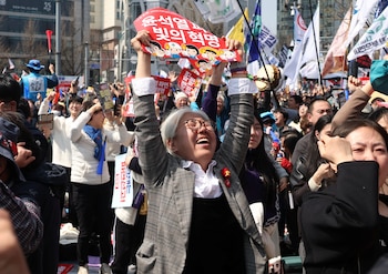 Al momento de la lectura del veredicto, los manifestantes anti-Yoon estallaron en júbilo (REUTERS/Kim Hong-ji)