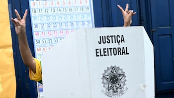 Las fotos de la jornada electoral en Brasil: votos, filas y expectativa por un resultado ajustado