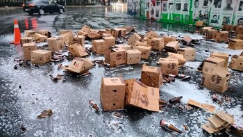 Cerveza tirada sobre avenida Reforma