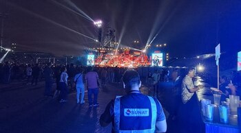 Sunat presente en concerito del Grupo 5 fiscalizando entrega de boletas y que todo esté en orden.