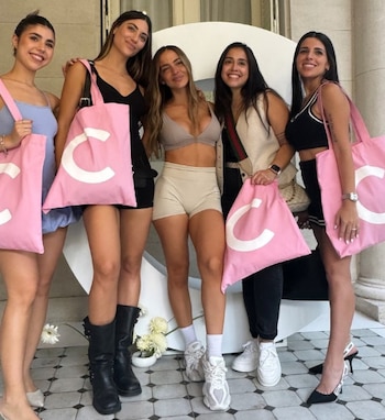 Caro Calvagni junto a Camila