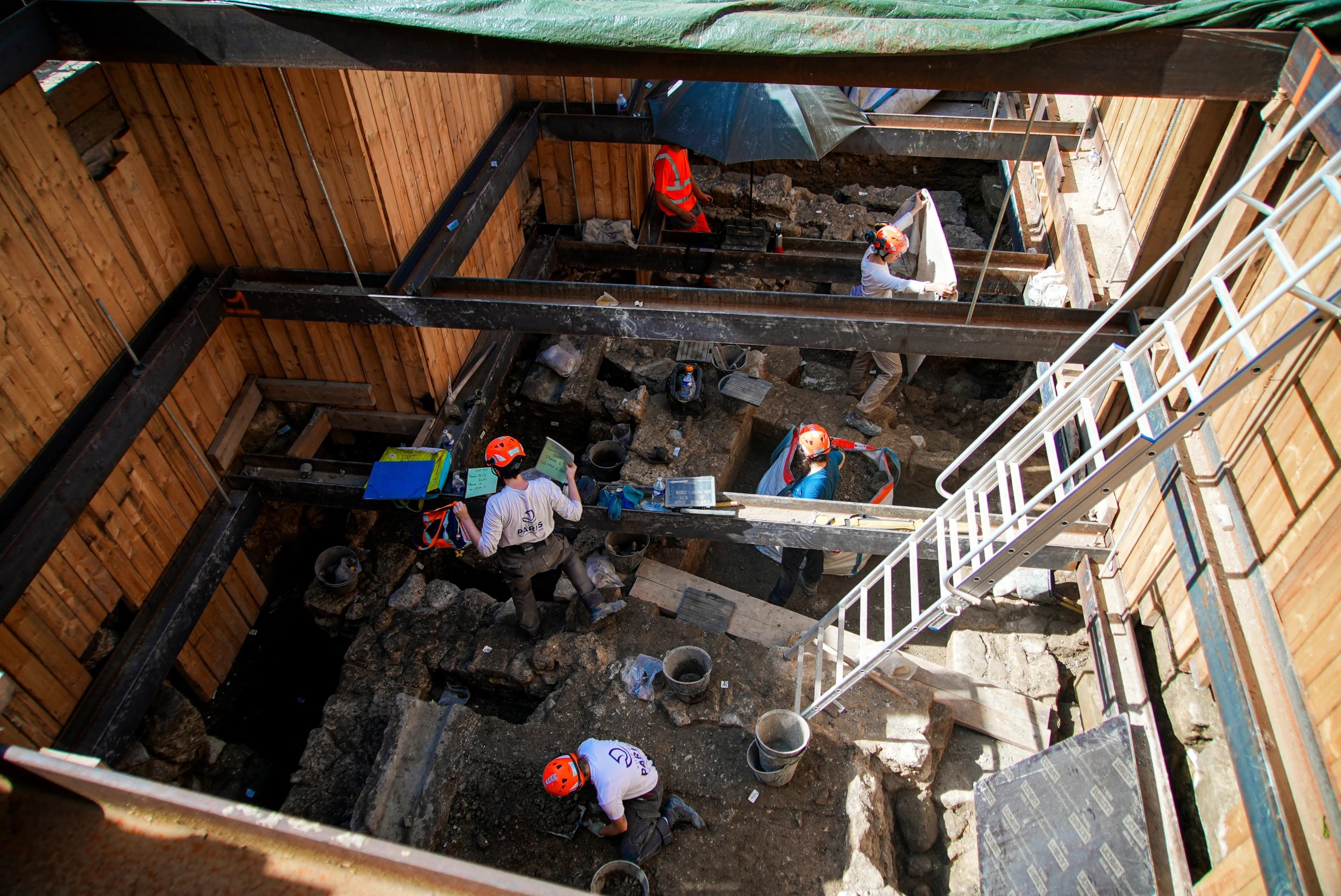 Arqueólogos trabajan diligentemente en las profundidades de la Catedral de Notre-Dame de París, explorando los importantes descubrimientos históricos realizados bajo la nave principal (Foto AP/Nicolas Garriga)