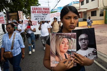 SANTO DOMINGO (REPÚBLICA DOMINICANA), 17/05/2026.- Sobrevivientes, familiares de víctimas y simpatizantes participan en una marcha para exigir un castigo severo a los dos hermanos dueños de la discoteca Jet Set por las más de 200 víctimas mortales al desplomarse el techo deteriorado en abril de 2025, este domingo, en Santo Domingo (República Dominicana). EFE/ Orlando Barría