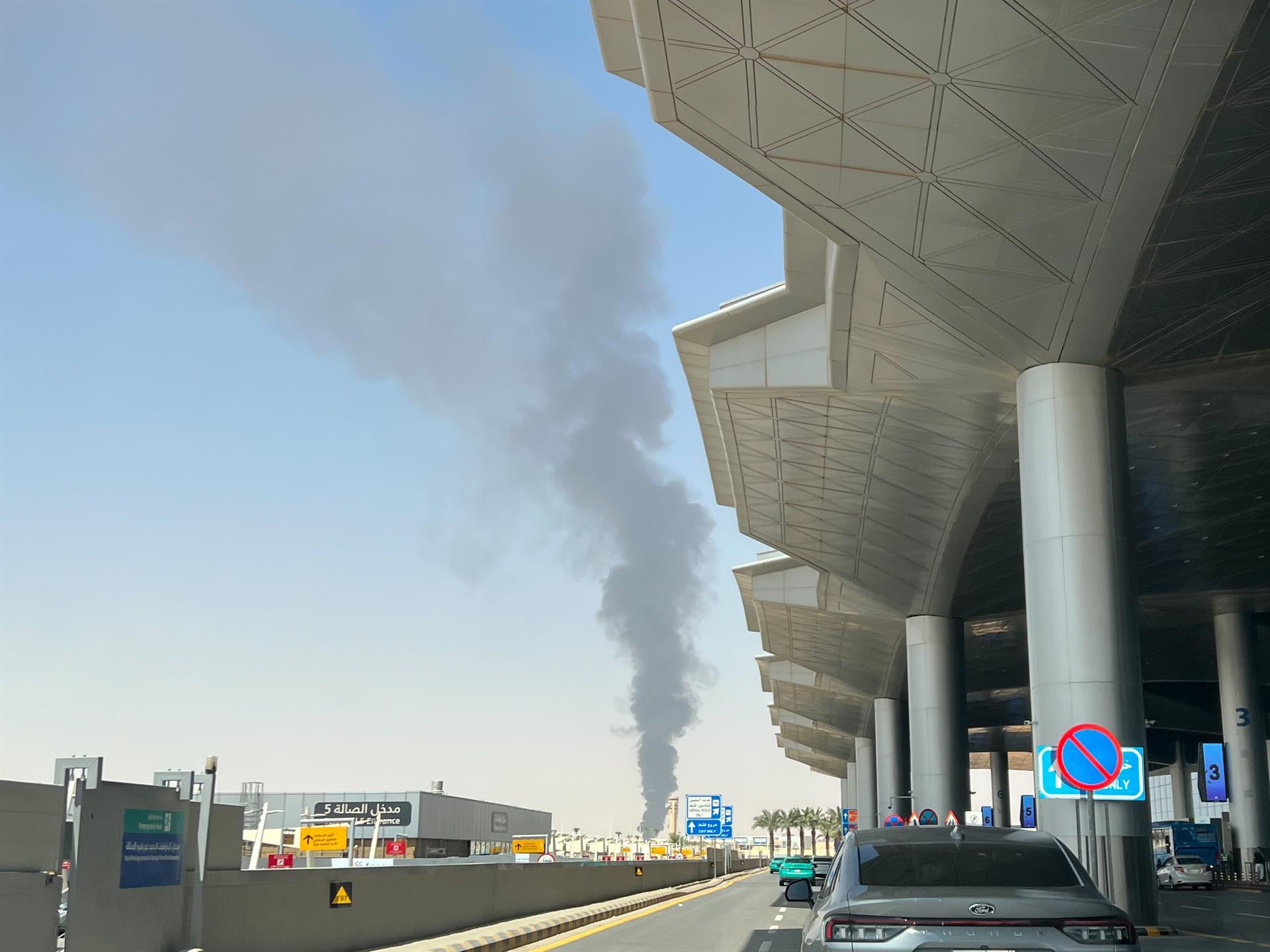 Un proyectil no identificado impactó la Terminal 4 del aeropuerto internacional Rey Khalid en Riad y causó un incendio en las instalaciones.