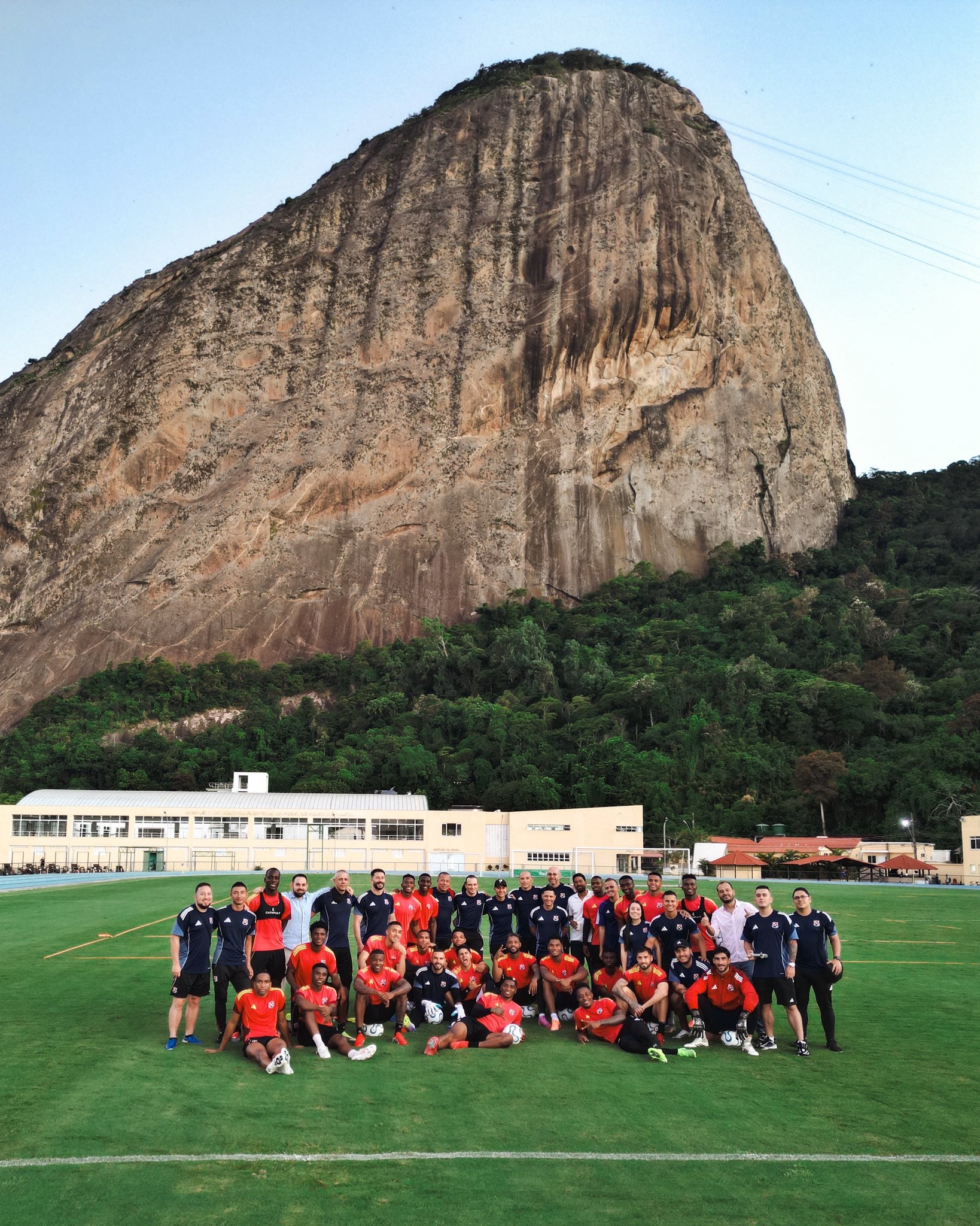 Medellín durante su práctica en Brasil, con el Pão de Açúcar de fondo, previo a su encuentro contra Flamengo - crédito DIM