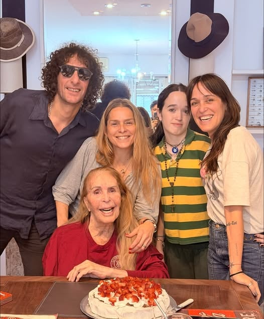 Pata Villanueva junto a sus hijos Robertino, Bernardita y Agostina y su nieta Joaquina en su cumpleaños 75