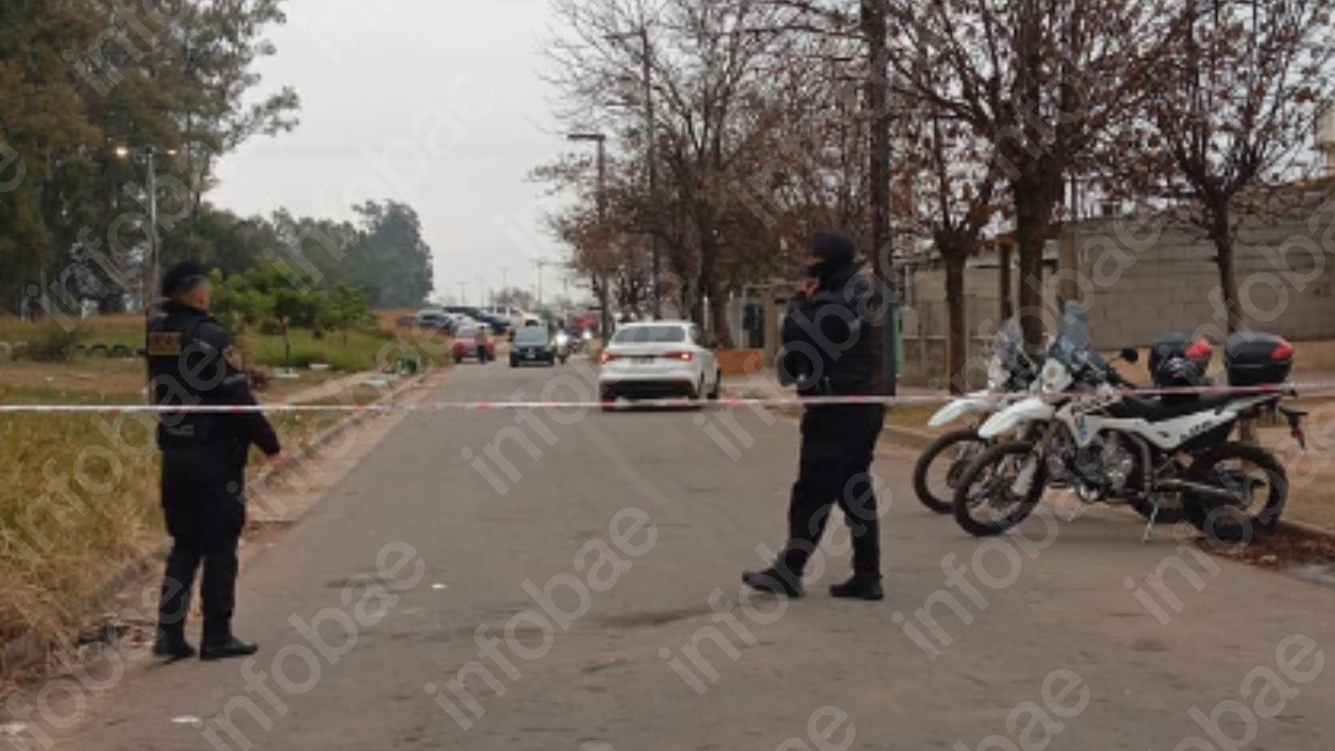 Efectivos policiales acordonan el barrio Ampliación Ferreyra en Córdoba, Argentina, durante un intenso operativo de búsqueda de Agostina Vega.