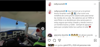Joven con auriculares en la cabina de un avión pequeño, sosteniendo los controles de vuelo. Por la ventana, se ve un cielo azul claro y el horizonte
