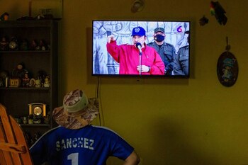Imagen de archivo. Un hombre ve un discurso televisado del presidente nicaragüense Daniel Ortega para conmemorar el 88 aniversario de la muerte del líder guerrillero Augusto César Sandino, en Managua, Nicaragua. 21 de febrero de 2022. REUTERS/Maynor Valenzuela