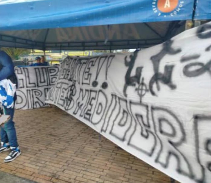 Esta era una de las pancartas de protesta de Erik Saavedra, hincha de Millonarios, en la que se leía el mensaje