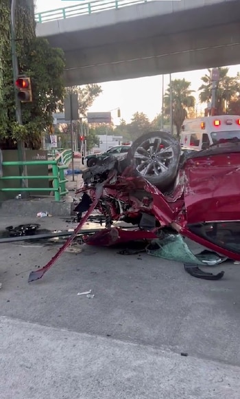Frente del automóvil quedó destrozado,