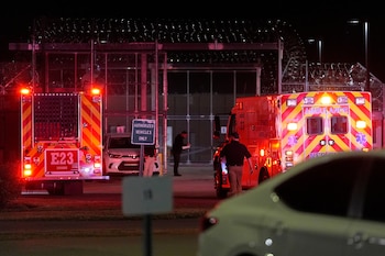 Las grabaciones del 911 revelaron que los despachadores clasificaron la primera llamada de auxilio como una falsa alarma. (AP Foto/George Walker IV)