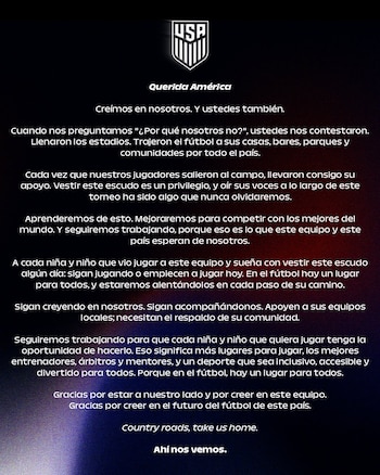 Logo de USA, texto en blanco sobre fondo oscuro. Contiene el título Querida América y varias estrofas de texto, finalizando con Ahí nos vemos