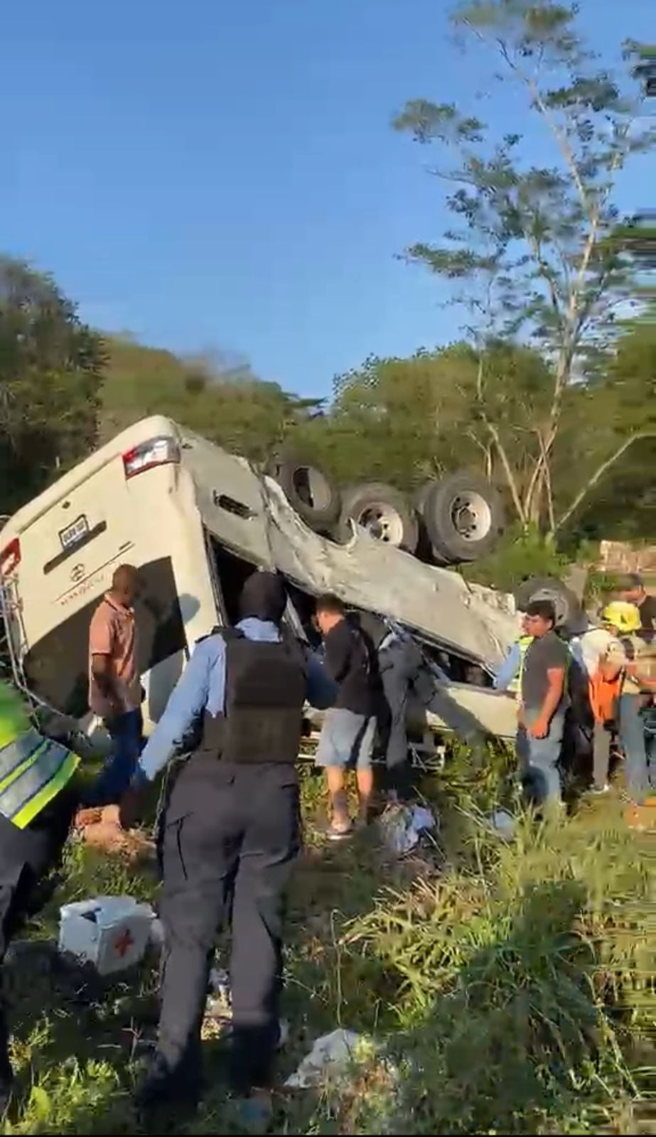 Familiares y curiosos se aglomeran en las cercanías del lugar del accidente. El accidente obligó a restringir el paso vehicular en la zona. (Foto: Redes sociales)