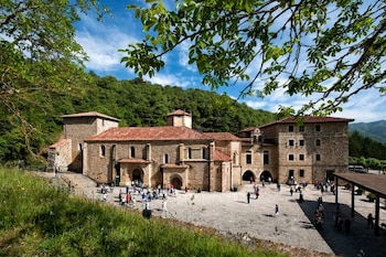 El Monasterio de Santo Toribio de Liébana se vincula con Santo Toribio y es un recinto es conocido por haber albergado en el siglo VIII al Beato de Liébana. (Turismo de Cantabria)