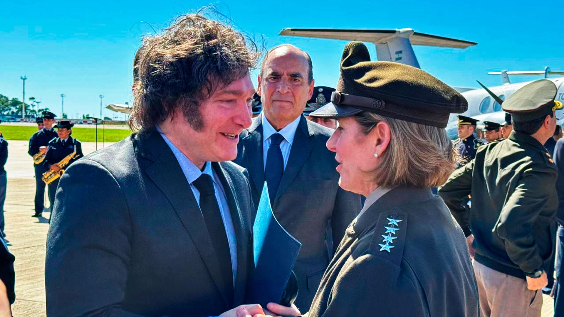 En el año 2024, Javier Milei se reunió con la jefa del Comando Sur de EEUU, Laura Richardson, donde anunció la creación de la Base Naval (Presidencia)