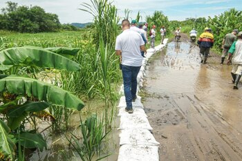 Las autoridades suministran bultos a