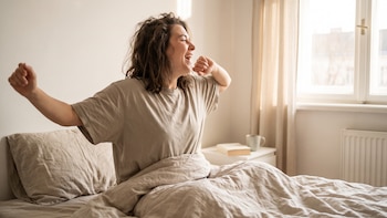 Por qué despertarte sin alarma es mejor para tu salud que cualquier suplemento