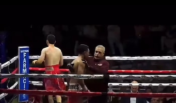 Tras detener la pelea, el boxeador no se encontraba bien. (Captura de pantalla)