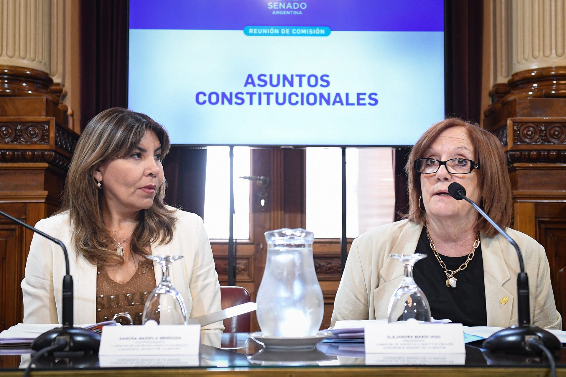 Las senadoras Alejandra Vigo (derecha) y Sandra Mendoza (izquierda), presidenta y Vice respectivamente de la comisión de Asuntos Constitucionales (Foto: Mario Mosca/ Comunicación Senado)