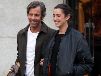 Blanca Romero y Quique Sánchez Flores, en su romántico paseo por Madrid (Europa Press)