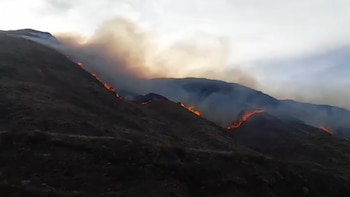 Un gran incendio se desató en las sierras de La Rioja y consumió 900 hectáreas en solo un día